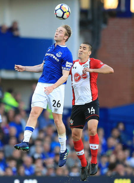 在球场上保 在球场上保